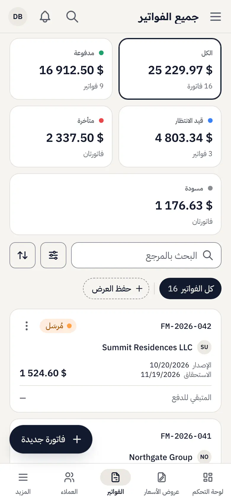 قائمة الفواتير في tcleef: المبالغ المدفوعة والمنتظرة والمتأخرة والمسودات، ثم آخر فواتير Riverside Builders.