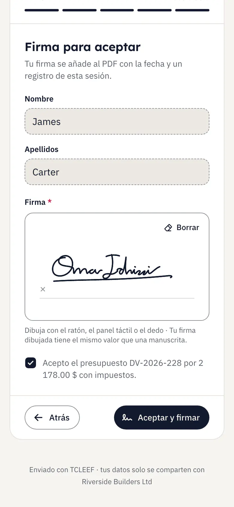 La página donde el cliente firma su presupuesto en tcleef: su nombre, su firma trazada con el dedo, la casilla de aceptación y el botón para aceptar y firmar.