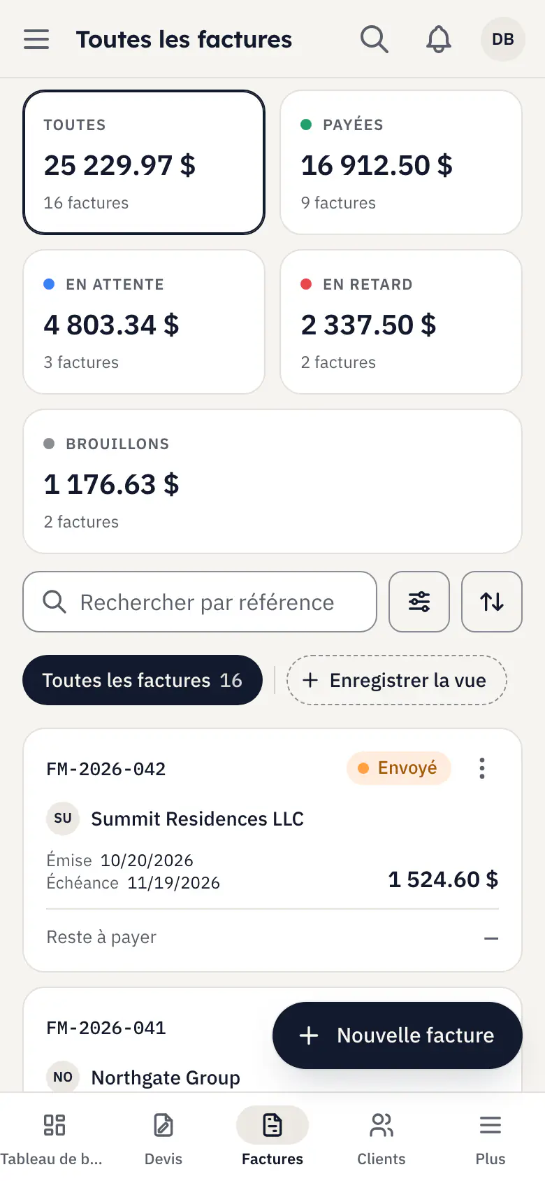 La liste des factures dans tcleef : les montants payés, en attente, en retard et en brouillon, puis les dernières factures de Riverside Builders.