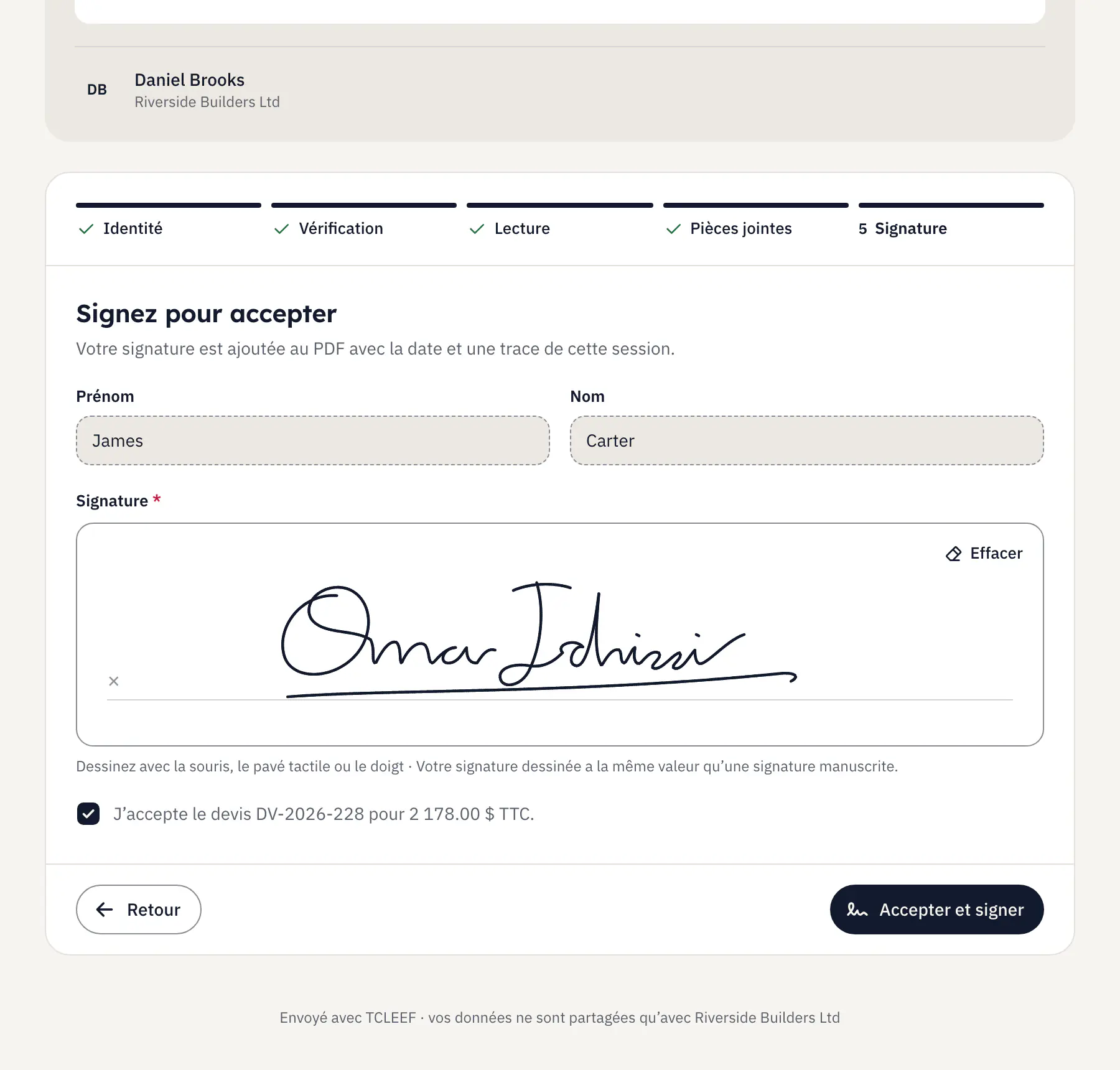 La page où le client signe son devis dans tcleef : son nom, sa signature tracée au doigt, la case d'acceptation et le bouton pour accepter et signer.